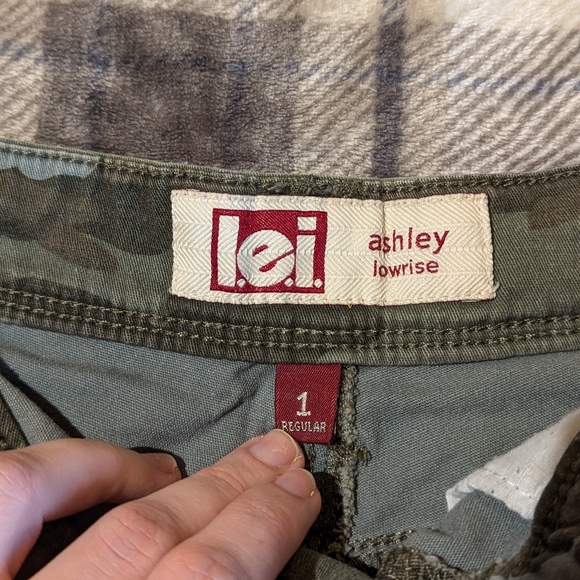 L.e.i. low-rise distressed camo shorts sz 1 - Picture 4 of 7